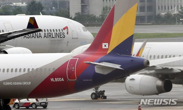 [서울=뉴시스]서울 강서구 김포공항 주기장의 아시아나항공 여객기 모습.