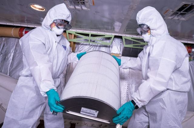 [서울=뉴시스] 대한항공 항공기에 장착된 헤파필터. 기내에서도 마치 병원의 무균실과 마찬가지로 미세한 박테리아나 바이러스의 99.9% 이상 여과시킬 수 있다. 사진 대한항공