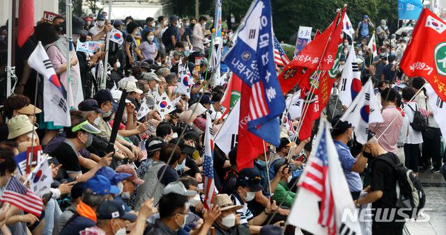 [서울=뉴시스]추상철 기자 =보수단체 집회 참가자들이 지난달 15일 오전 서울 종로구 세종문화회관 앞에서  8·15 국민대회 집회에 참가하기 위해 집결하고 있다. 2020.08.15.  scchoo@newsis.com