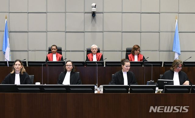 [레이드센담=AP/뉴시스] 18일 네덜란드 헤이그 인근에 설치된 레바논 라피크 하리리 전총리 암살에 관한 유엔지원 특별재판부 판결을 앞두고 데이비드 레 재판장 등 3인 판사가  상석에 앉아 있다