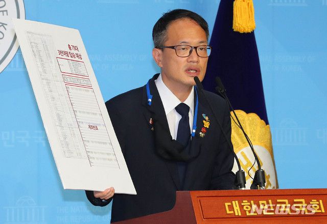 [서울=뉴시스] 장세영 기자 = 박주민 더불어민주당 의원이 19일 서울 여의도 국회 소통관에서 기자회견을 열고 광화문 집회에 참가한 전세버스 탑승자 리스트 파일을 들어 보이며 광화문 집회 참석자들의 신종 코로나바이러스 감염증(코로나19) 자진 검사를 촉구하고 있다.  2020.08.19. photothink@newsis.com