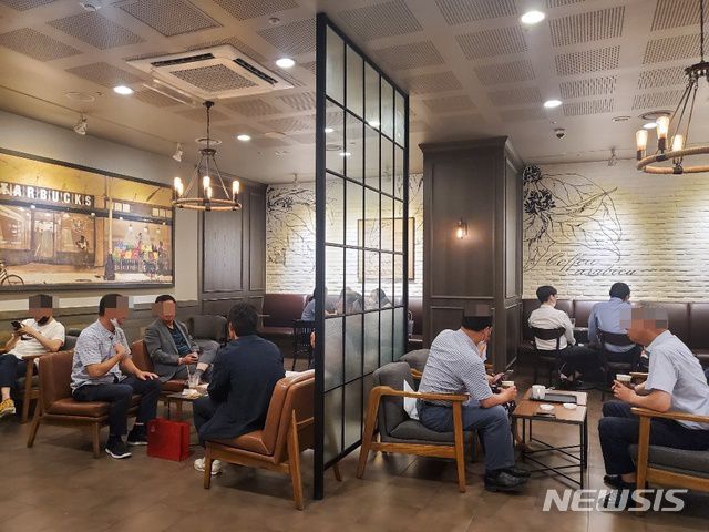 [서울=뉴시스] 스타벅스 소공로점에서 마스크를 착용하지 않고 대화를 나누는 손님들. 2020.08.20. photo@newsis.com