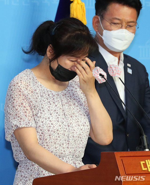 [서울=뉴시스] 장세영 기자 = 故 고유민 선수 어머니가 20일 서울 여의도 국회 소통관에서 열린 배구선수 故 고유민 선수 사망 의혹 관련 진실 규명 촉구 기자회견에 참석해 기자회견문을 낭독하고 있다.  2020.08.20. photothink@newsis.com