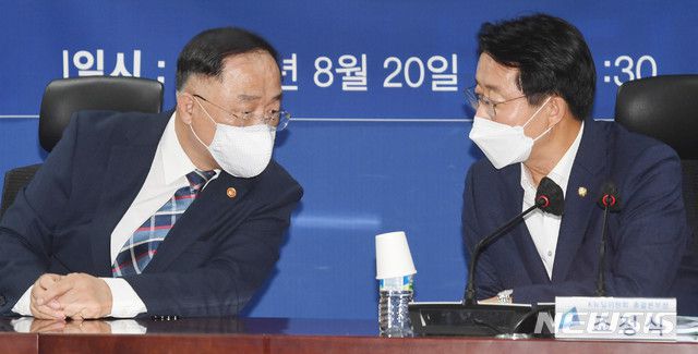 [서울=뉴시스] 장세영 기자 = 홍남기 경제부총리 겸 기획재정부 장관(왼쪽)과 조정식 K뉴딜위원회 총괄본부장이 지난 20일 오후 서울 여의도 국회의원회관에서 열린 제1차 한국판 뉴딜 당정 추진본부회의에서 대화하고 있다. 2020.08.21. photo@newsis.com