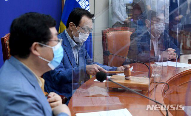 [서울=뉴시스]장세영 기자 = 이해찬 더불어민주당 대표가 21일 서울 여의도 국회에서 열린 더불어민주당 최고위원회의에서 의사봉을 두드리고 있다. 2020.08.21. photo@newsis.com