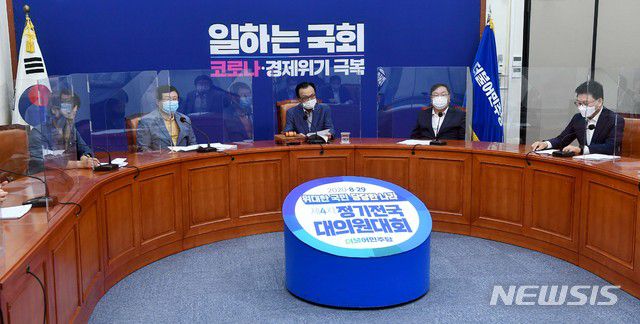 [서울=뉴시스]장세영 기자 = 이해찬 더불어민주당 대표가 21일 서울 여의도 국회에서 열린 더불어민주당 최고위원회의에서 발언을 하고 있다. 2020.08.21. photo@newsis.com