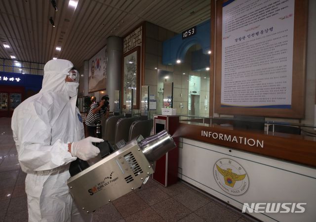 [서울=뉴시스] 조수정 기자 = 경찰청 본청 건물 13층에서 코로나19 첫 확진자가 발생했다. 21일 오전 서대문구 경찰청 로비에서 관할 보건소 직원들이 방역 작업을 하고 있다.  2020.08.21. chocrystal@newsis.com