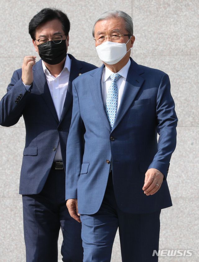 [청주=뉴시스]강종민 기자 = 김종인 미래통합당 비상대책위원장이 21일 오후 충북 청주 질병관리본부를 방문, 정은경 본부장과 만난 뒤 차량으로 이동하고 있다. 2020.08.21.  ppkjm@newsis.com