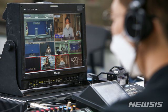 [서울=뉴시스] 고승민 기자 = 22일 서울 여의도 더불어민주당 중앙당사에서 열린 당대표 및 최고위원 후보 수도권 온택트 합동연설회에서 당대표 후보들의 영상연설이 온라인 생중계되고 있다. 이날 당대표 후보인 김부겸, 박주민 후보는 코로나19 상황으로 자가격리 중인 이낙연 후보와의 형평성을 위해 모두 영상 연설로 대처했다. 2020.08.22. photo@newsis.com