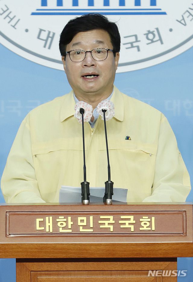[서울=뉴시스] 최동준 기자 = 염태영 더불어민주당 최고위원 후보가 24일 서울 여의도 국회 소통관에서 지지 호소 기자회견을 하고 있다. 2020.08.24. photocdj@newsis.com