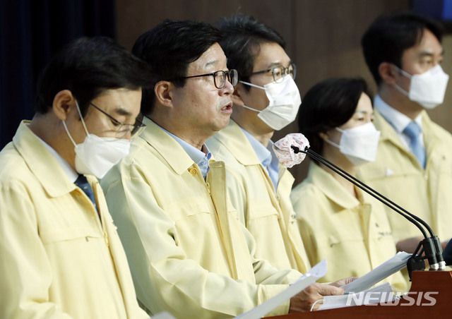 [서울=뉴시스] 최동준 기자 = 염태영 더불어민주당 최고위원 후보가 24일 서울 여의도 국회 소통관에서 지지 호소 기자회견을 하고 있다. 2020.08.24. photocdj@newsis.com