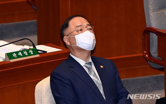 [서울=뉴시스] 김선웅 기자 = 홍남기 경제부총리 겸 기획재정부 장관이 24일 서울 여의도 국회에서 열린 예산결산특별위원회 전체회의에 참석해 잠시 생각에 잠겨 있다. 2020.08.24. photo@newsis.com
