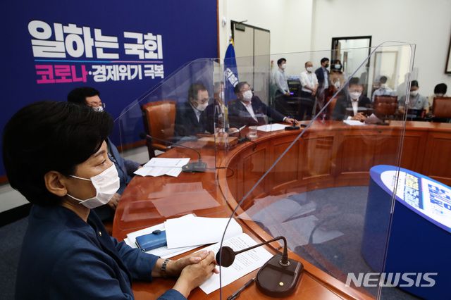 [서울=뉴시스] 김진아 기자 =  24일 오전 서울 여의도 국회에서 열린 더불어민주당 최고위원회의에서 각 자리마다 투명 아크릴이 설치되어 있다. 2020.08.24. photo@newsis.com