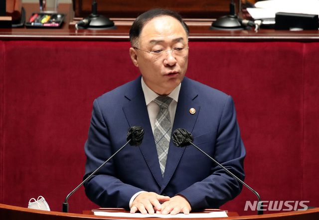 [서울=뉴시스] 김선웅 기자 = 홍남기 경제부총리 겸 기획재정부 장관이 24일 오전 서울 여의도 국회에서 열린 예산결산특별위원회 전체회의에 참석해 발언을 하고 있다.2020.08.24.  photo@newsis.com
