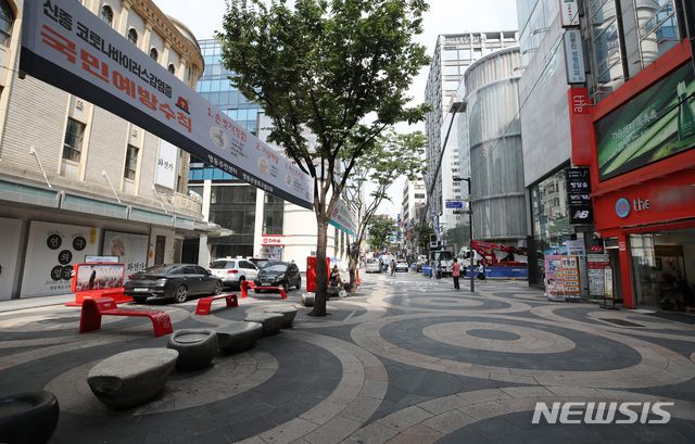 [서울=뉴시스] 조수정 기자 = 24일 오후 코로나19 장기화로 폐업하거나 임대, 임시휴업 매장이 많아진 서울 중구 명동 거리가 한산한 모습을 보이고 있다. 2020.08.24.  chocrystal@newsis.com