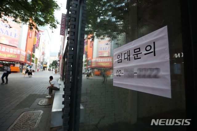 [서울=뉴시스] 조수정 기자 = 24일 오후 코로나19 장기화로 폐업하거나 임대, 임시휴업 매장이 많아진 서울 중구 명동 거리가 한산한 모습을 보이고 있다. 2020.08.24.  chocrystal@newsis.com