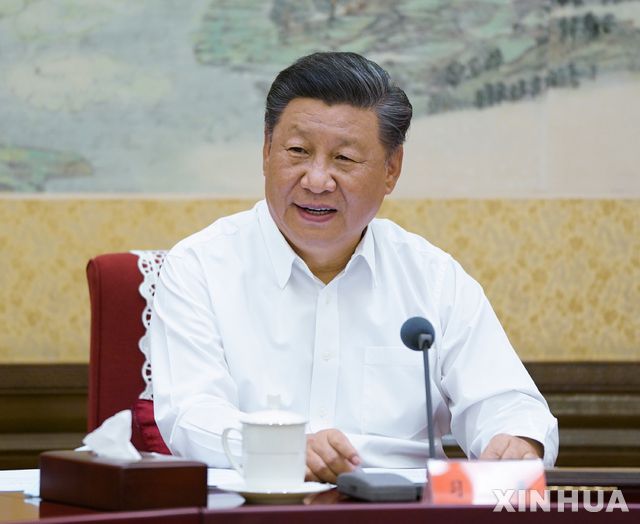 [베이징=신화/뉴시스]시진핑 중국 국가주석이 24일(현지시간) 중국 베이징에서 경제사회사업 심포지엄을 주재하고 있다. 2020.08.25.