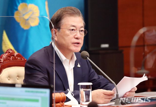 [서울=뉴시스]추상철 기자 =문재인 대통령이 25일 오전 청와대 여민관에서 화상으로 진행된 국무회의에 참석해 발언하고 있다. 이날 회의에는 정세균 총리를 비롯한 국무위원들은 정부서울청사에서 화상으로 참석했으며 청와대에는 문 대통령과 참모진 사이에는 투명 칸막이가 설치됐다.2020.08.25.  scchoo@newsis.com