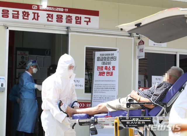 [인천=뉴시스] 이종철 기자 = 25일 오전 전공의 파업에 따른 응급의료센터(응급실) 진료 축소 및 제한 안내문이 붙어 있는 인천시 부평구 가톨릭대학교 인천성모병원 응급의료센터로 환자가 들어가고 있다. 2020.08.25. jc4321@newsis.com