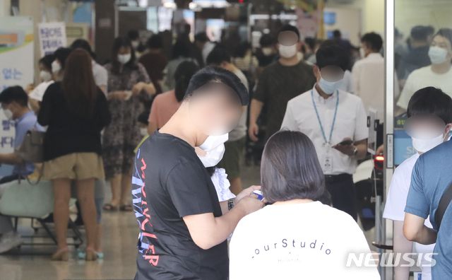 [서울=뉴시스] 최진석 기자 = 대한의사협회 2차 총파업을 하루 앞둔 25일 오전 서울 종로구 서울대학교병원 어린이병원이 내원객들로 붐비고 있다. 2020.08.25. myjs@newsis.com