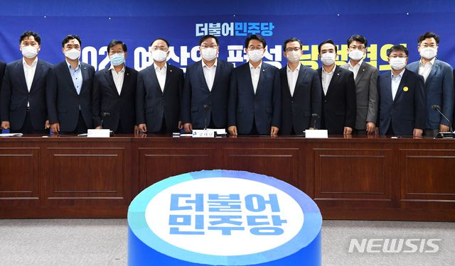 [서울=뉴시스]최동준 기자 =  홍남기 경제부총리 겸 기획재정부 장관과 김태년 더불어민주당 원내대표가 26일 오전 서울 여의도 국회 의원회관에서 열린 2021년 예산안 편성 당정협의에 참석해 모두발언 전 기념사진 촬영을 하고 있다. 2020.08.26. photo@newsis.com