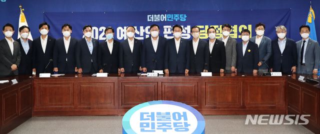 [서울=뉴시스]최동준 기자 = 김태년 더불어민주당 원내대표, 조정식 정책위의장, 홍남기 경제부총리 겸 기획재정부 장관 등이 26일 오전 서울 여의도 국회 의원회관에서 열린 2021년 예산안 편성 당정협의에 참석해 기념촬영을 하고 있다. 2020.08.26. photo@newsis.com