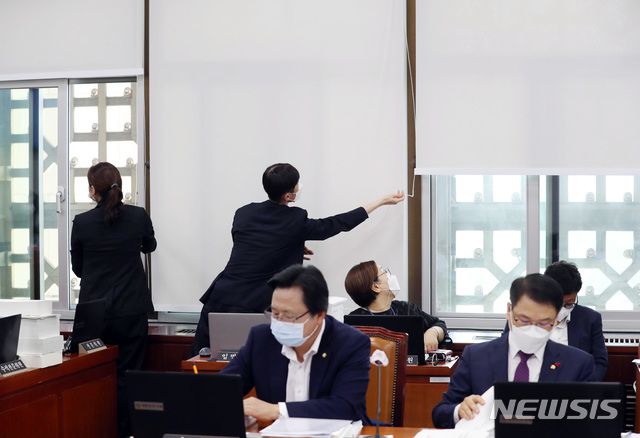 [서울=뉴시스] 최동준 기자 = 26일 오전 서울 여의도 국회에서 열린 보건복지위원회 전체회의에서 국회 사무처 직원들이 코로나19 확산 방지를 위해 환기를 시키고 있다. 2020.08.26.photo@newsis.com