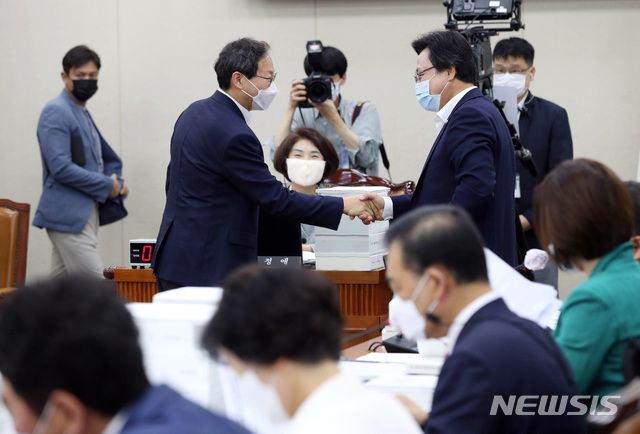 [서울=뉴시스] 최동준 기자 = 국회 보건복지위원회 여당 간사인 김성주(왼쪽) 더불어민주당 의원과 야당 간사인 강기윤 미래통합당 의원이 26일 오전 서울 여의도 국회에서 열린 전체회의에서 악수하고 있다. 2020.08.26.photo@newsis.com