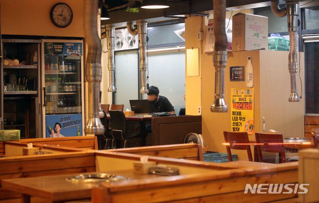 [서울=뉴시스] 박미소 기자 = 신종 코로나바이러스 감염증(코로나19) 확산 방지를 위해 수도권 지역의 사회적 거리두기 2.5단계가 시행된 30일 오후 9시 이후 서울 송파구의 한 음식점의 관계자가 매장 정리를 하고 있다. 2020.08.30.  misocamera@newsis.com