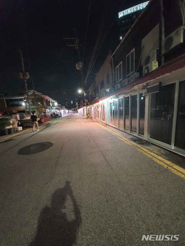 [서울=뉴시스] 정부가 사회적 거리두기 2.5단계 초치를 발표한 지난 28일 밤, 영등포 집창촌 거리.