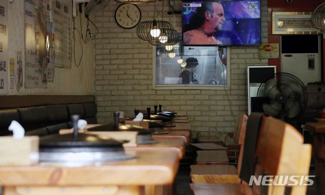 [서울=뉴시스] 박미소 기자 = 신종 코로나바이러스 감염증(코로나19) 확산을 막기 위해 사회적 거리두기 2.5단계 조치가 시행되고 있는 지난달 31일 오전 서울 한 시내의 음식점에 직원이 점심 식사 준비를 하고 있다. 2020.08.31.  misocamera@newsis.com