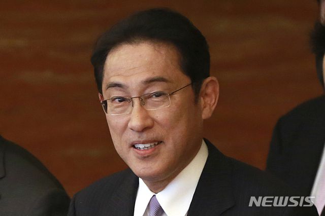 [도쿄=AP/뉴시스]지난 2017년 5월 30일 기시다 후미오 당시 일본 외무상이 도쿄에서 양제츠(楊潔?) 중국 공산당 외교 담당 정치국 위원을 만나고 있다. 현재 집권 자민당 정조회장인 그는 지난 1일 아베 신조 총리의 후임을 선출하는 총재 선거에 정식으로 출마를 표명했다. 2020.09.03.