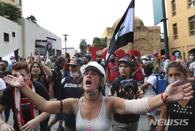 [베이루트=AP/뉴시스]1일(현지시간) 레바논 수도 베이루트 의회 광장 부근에서 반정부 시위대가 구호를 외치고 있다. 레바논을 방문한 에마뉘엘 마크롱 프랑스 대통령은 레바논 정부를 향해 "향후 3개월 이내에 개혁이 이뤄지지 않으면 국제사회 지원은 없다"라고 거듭 개혁을 촉구했다. 2020.09.02.