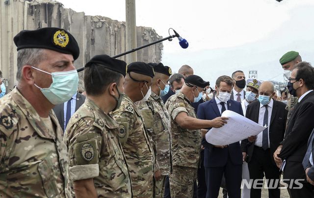 [베이루트=AP/뉴시스]에마뉘엘 마크롱 대통령이 1일(현지시간) 레바논 베이루트 폭발 참사 현장을 찾아 사고 수습을 지원 중인 프랑스군의 보고를 받고 있다. 2020.09.02