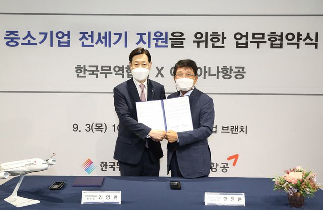 [서울=뉴시스] 3일 삼성동 코엑스 한국무역협회에서 아시아나항공 김영헌 여객본부장(왼쪽), 한국무역협회 한진현 부회장(오른쪽)이 해외진출 상용 수요 지원을 위한 MOU를 체결한 뒤 기념촬영을 하고 있다. 사진 아시아나항공