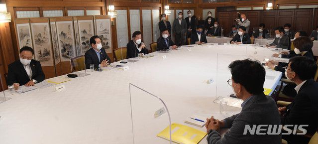 [서울=뉴시스]김병문 기자 = 이낙연 더불어민주당 대표가 6일 서울 삼청동 총리공관에서 열린 고위 당정협의회에서 발언하고 있다. 이날 협의회에서는 코로나19에 따른 2차 재난지원금 지급 등 긴급 민생경제 종합대책에 대해 논의했다. 2020.09.06. photo@newsis.com