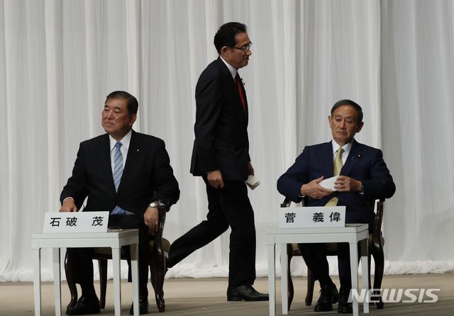 [도쿄=AP/뉴시스]8일 오후 자민당 본부에서 열린 자민당 총재 후보 입회 연설회가 열린 가운데 기시다 후미오 자민당 정조회장(가운데)이 연설을 마치고 자리로 걸어가고 있다. 다른 총재 선거 후보인 스가 요시히데 관방장관(오른쪽), 이시바 시게루 전 자민당 간사장(왼쪽)이 앉아있다.