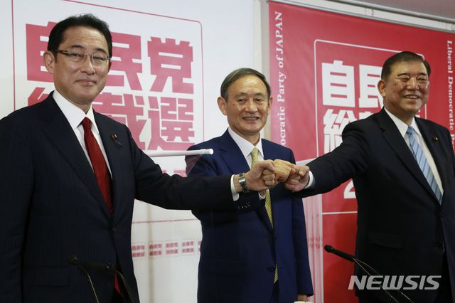 [도쿄=AP/뉴시스]지난 8일 일본 도쿄 자민당 본부에서 자민당 총재 후보들의 공동 기자회견이 열려 3명의 후보가 기념촬영을 하고 있다. 왼쪽부터 기시다 후미오 자민당 정조회장, 스가 요시히데 일본 관방장관, 이시바 시게루 전 자민당 간사장. 차기 총리로 가장 유력한 스가 관방장관은 "아베 정권을 계승해 국민을 위해 일하는 내각을 만들겠다"라고 강조했다. 2020.09.08.