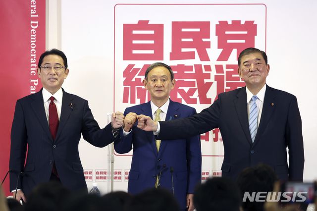 [도쿄=AP/뉴시스]2020년 9월 자민당 총재 선거에 입후보했던 후보 3명이 도쿄 소재 자민당 본부에서 공동 기자회견을 하기 앞서 포즈를취하고 있는 모습.  왼쪽부터 기시다 후미오, 스가 요시히데, 이시바 시게루. 이 때에는 스가가 승리하며 총리 자리에 오른 바 있다. 2024.06.28.