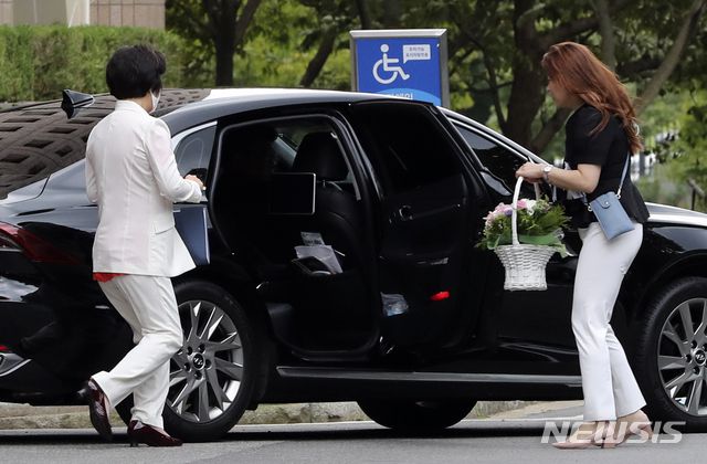 [과천=뉴시스] 최진석 기자 = 추미애 법무부 장관이 지난 9일 경기 과천 법무부청사 뒷문으로 나와 차량에 탑승하고 있다. 2020.09.09. myjs@newsis.com