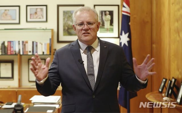 [캔버라=AP/뉴시스] 9일(현지시간) 호주 캔버라에서 스콧 모리슨 총리가 화상 연설 중인 모습. 2020.10.11.