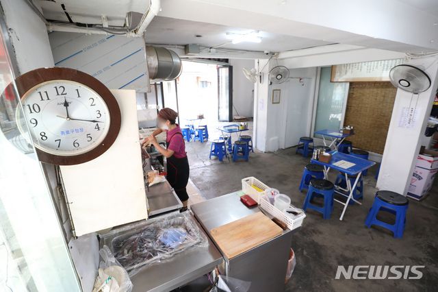 [서울=뉴시스]조수정 기자 = 10일 오후 점심시간임에도 불구하고 서울 종로구 삼청동 음식점 좌석이 텅 비어 있다. 이 음식점의 대표는 "거리두고 앉게 하려고 테이블도 많이 치웠는데 8월 15일 이후 계속 이렇게 사람이 없다. 간간이 포장해가는 사람들이 있는 정도"라고 설명했다. 이날 문재인 대통령은 4차 추경을 편성, 코로나 재확산으로 타격이 큰 소상공인과 자영업자 등을 집중 지원하겠다고 밝혔다. 2020.09.10.  chocrystal@newsis.com