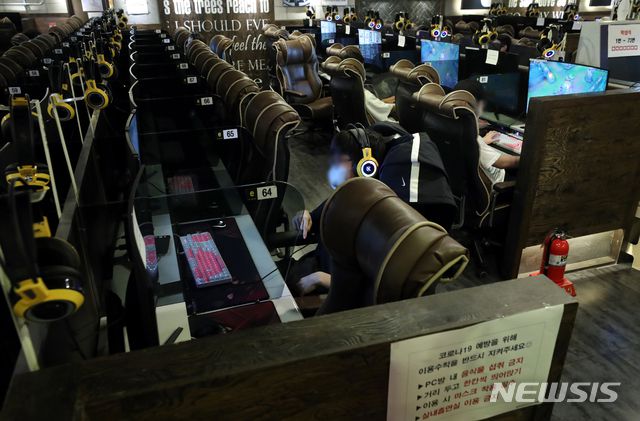 [서울=뉴시스] 이윤청 기자 = 고위험시설로 일시 지정됐던 PC방의 운영이 재개된 지난해 9월14일 서울 성동구의 한 PC방에 시민들이 마스크를 쓰고 자리에 앉아 있다. 2020.09.14. radiohead@newsis.com