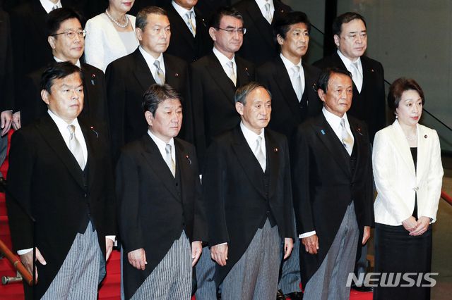 [도쿄=AP/뉴시스]지난달 16일 스가 요시히데 일본 총리(앞줄 가운데)가 내각을 출범했다. 도쿄 소재 총리 관저에서 첫 각의(국무회의)를 마친 후 내각 각료들과 기념촬영을 하고 있다.  2020.09.17.
