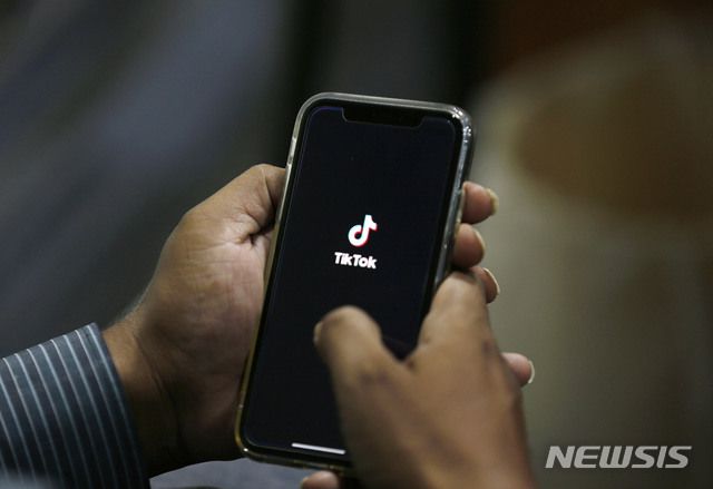 [카라치(파키스탄)=AP/뉴시스]지난 7월21일 한 남성이 파키스탄 이슬라마바드에서 휴대전화로 소셜미디어 앱 '틱톡'을 열고 있다. 도널드 트럼프 미 대통령은 19일(현지시간) 인기 동영상 공유 앱 틱톡이 오라클, 월마트와 제휴해 미국 회사를 설립하는 내용의 합의안에 대해 "축복한다"고 밝혔다. 미 상무부도 20일부터 시행하기로 했던 틱톡의 미국 내 사용 금지를 1주일 연기한다고 발표했다. 2020.9.20