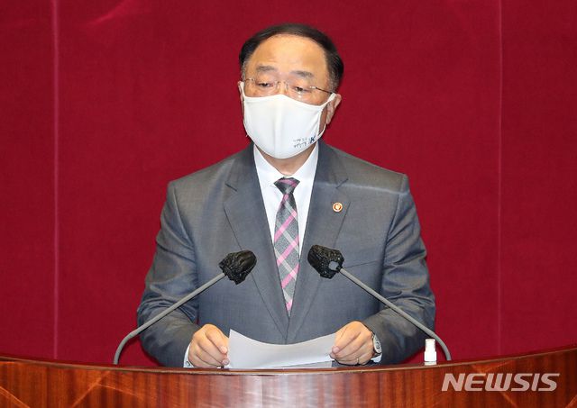 [서울=뉴시스]김진아 기자 = 홍남기 경제부총리 겸 기획재정부 장관이 22일 오후 서울 여의도 국회에서 열린 본회의에서 2020년도 제4회 추가경정예산안에 대한 정부측 발언을 하고 있다. (공동취재사진) 2020.09.22. photo@newsis.com