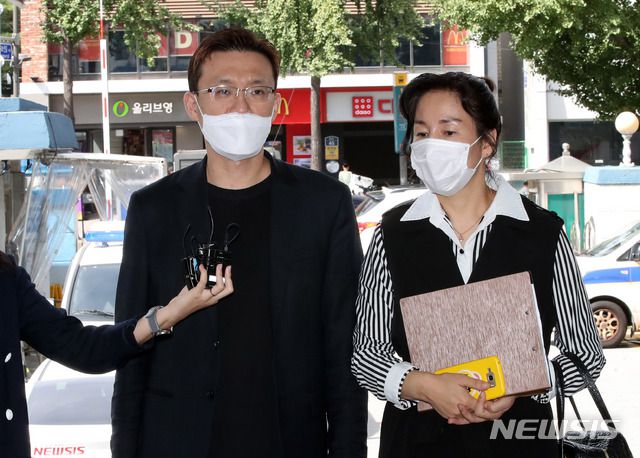 [서울=뉴시스] 고범준 기자 = 고(故) 고유민 전 현대건설 배구단 선수의 어머니와 박지훈 변호사가 23일 오후 서울 종로구 종로경찰서에서 고소인 신분으로 조사를 받기 위해 출석하기 전 취재진과 인터뷰를 하고 있다. 2020.09.23.  bjko@newsis.com