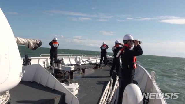 [서울=뉴시스]김명원 기자 = 인천해양경찰이 26일 인천시 옹진군 소연평도 인근 해상에서 북한군에 의해 피살된 해양수산부 서해어업관리단 소속 공무원 A(47)씨의 시신과 소지품을 찾는 수색 작업을 하고 있다. (사진=인청해양경찰서 제공)  2020.09.26. photo@newsis.com