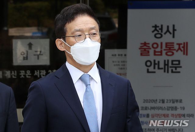 [서울=뉴시스] 박미소 기자 = 후배 검사를 성추행하고 인사 불이익을 준 혐의로 재판에 넘겨진 안태근 전 법무부 검찰국장이 지난해 9월9일 오후 파기환송심에서 무죄를 선고받은 후 서울 서초구 서울중앙지방법원을 나서고 있다.  2020.09.29. photo@newsis.com