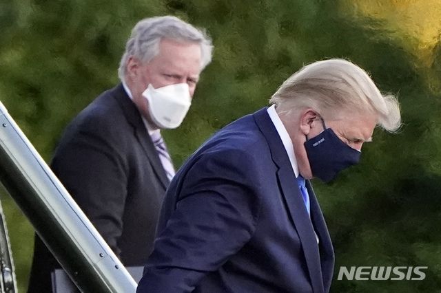 [베데스다=AP/뉴시스]코로나19 확진 판정을 받은 도널드 트럼프 미국 대통령이 10월2일 오후 백악관에서 가까운 메릴랜드주 베데스다의 월터 리드 군 병원에 도착해 전용 헬기에서 내리고 있다.  2020.10.03.